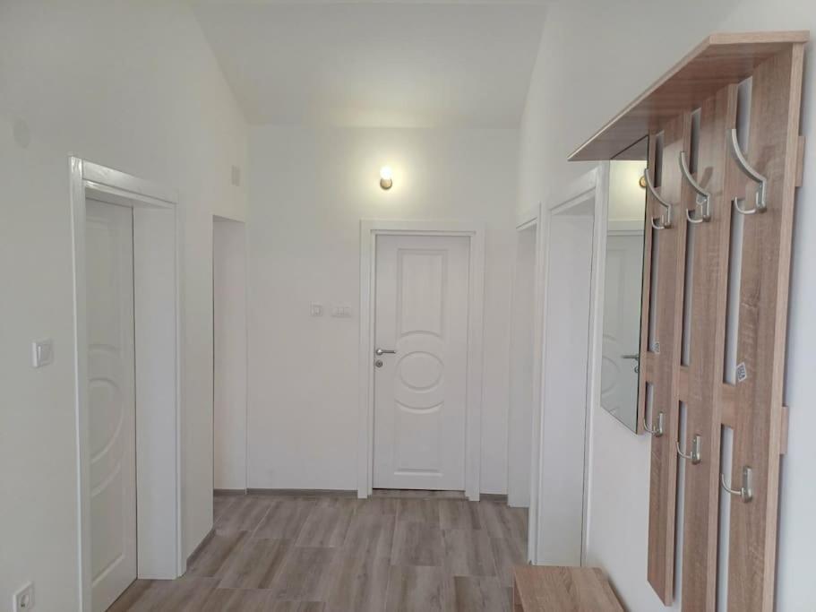 Cozy, Fully Equipped, Free Parking&Wifi, Quiet, 2Bd Apartment Podgorica Bagian luar foto